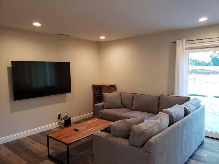 Bouganvilla 4-Bedroom, 2-Baths, Single Family House Thousand Oaks Exteriör bild